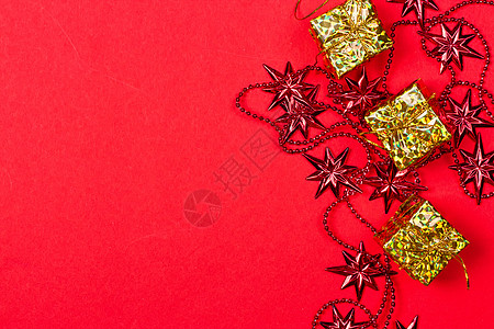 圣诞红背景 配礼物和装饰派对装潢金子风格花环假期装饰品庆典展示框架图片