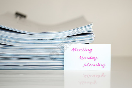 星期一上午的会议;白桌和巴卡的堆叠文件图片