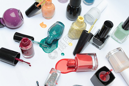 白色背景上鲜艳颜色的指甲油分类 彩色滴桌子嘲笑产品美甲女士流动小样化妆品收藏团体图片