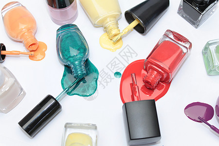 白色背景上鲜艳颜色的指甲油分类 彩色滴小样女孩美甲团体玻璃瓶子收藏流动产品魅力图片