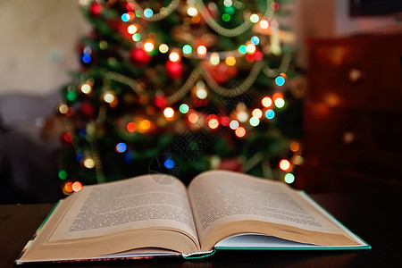 圣诞圣经和圣经 蜡烛模糊 背景浅学习架子图书馆文学教育知识档案纸板装饰木头图片