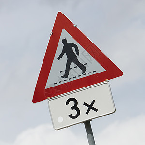 步行者警告标志图片