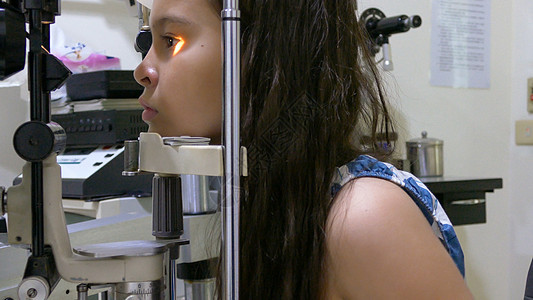 女孩接受眼睛检查孩子鸢尾花专家保健医生卫生配镜师验光病人眼科图片