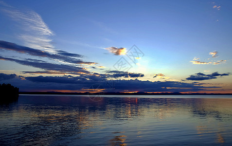 湖上夜色多彩的云天空戏剧性射线海岸线阳光日落晴天镜子蓝色魔法天堂图片