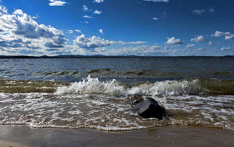 湖岸发生吵闹的波浪事件液体海滩噪音水平海岸线海浪蓝色韵律太阳天蓝色图片