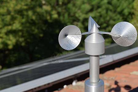 屋顶上铝气仪的紧闭杯子研究天空太阳天气预报力量阳光蓝色乐器图片