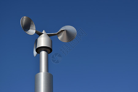 屋顶上铝气仪的紧闭天空科学蓝色环境叶片力量速度测量天气空气图片