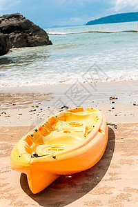 海面上黄色的皮艇 躺在沙发上图片