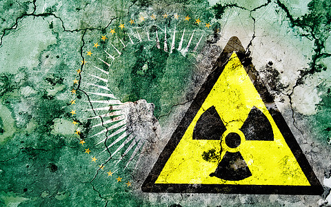 旧墙壁破碎 挂有辐射警告标志和油漆旗帜横幅复古警报原子按钮联盟石头注意力裂缝图片