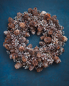 木制背景上的圣诞花环庆典框架礼物假期浆果锥体装饰品季节新年木头图片
