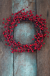 木制背景上的圣诞花环礼物庆典乡村装饰品橡子木头松树框架浆果新年图片
