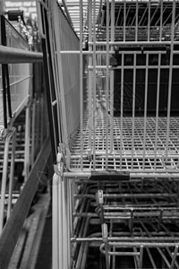 超级超市的许多购物车轮子团体市场贸易街道消费者蓝色金属销售反射图片