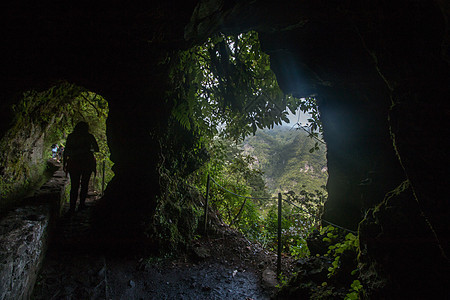 Caldeirao 佛得角的Levada隧道旅游小路阴影石头灌溉森林美丽旅行岩石图片