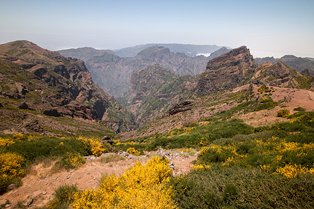 观景台假期地形石头顶峰旅行远足场景景点晴天阳光图片