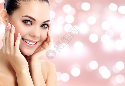 以抽象的背景和复制空间为背景的漂亮女人女性手指嘴唇肤色护理皮肤情感女孩牙科治疗图片