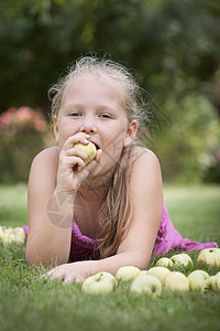 甜美的年轻女孩吃苹果图片