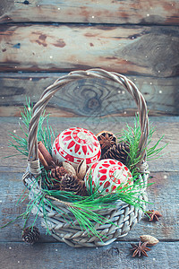 圣诞玩具 糖果和篮子里的坚果静物季节饰品假期庆典园艺松树叶子花店传统图片