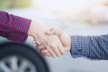 两个同事Plaid衬衫或汽车销售成功 之间的商业握手近距离接近背景图片