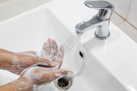 卫生 清洁手 洗手 用肥皂洗手 在水龙头下用水土图片