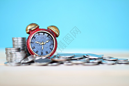 桌面桌上的微型时钟和硬币堆叠预算工作财富市场木头经济小时现金手表投资图片