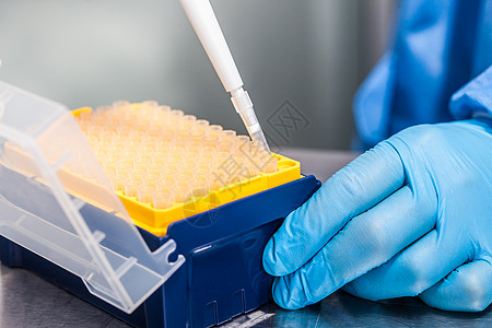 科学家在微排气管上挂有一次性小滴化学盒子调查遗传学液体样本实验室手指药品安全图片