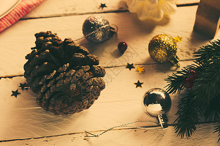 圣诞节木木背景星星树叶饼干木头礼物橙子庆典针叶榛子坚果图片