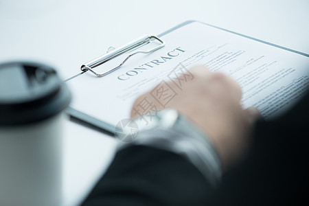 商家签署一份合同男人商务经理桌子签名交易套装协议文档就业图片