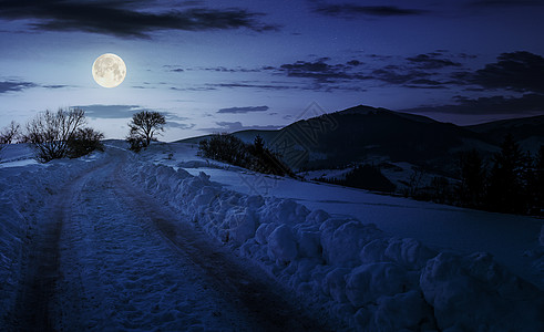 夜间下雪 上山的乡村公路图片