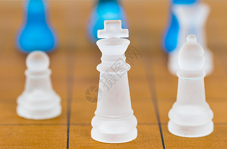 木材棋盘上的象棋玻璃骑士木头领导防御主教水晶战略女王黑色桌子图片