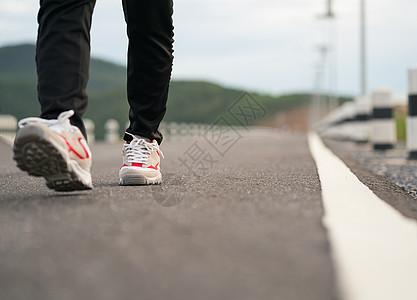 紧贴女鞋走路鞋类运动鞋运动慢跑者跑步女性踪迹赛跑者鞋带公园图片