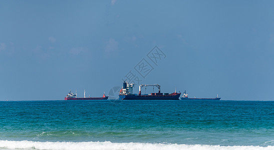海运货船在海上的图片