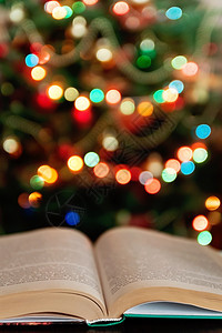 圣诞圣经和圣经 蜡烛模糊 背景浅木头教育学习档案科学图书馆风格纸板装饰大学图片