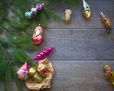 新年的玻璃玩具装饰 木木背景古老旧旧 在木头背景上装饰品童年金子庆典风格季节乡村传统松树假期图片