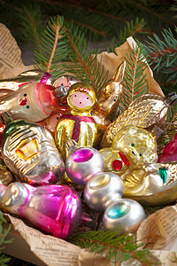 新年的玻璃玩具装饰 木木背景古老旧旧 在木头背景上风格季节假期金子童年松树乡村装饰品庆典传统图片