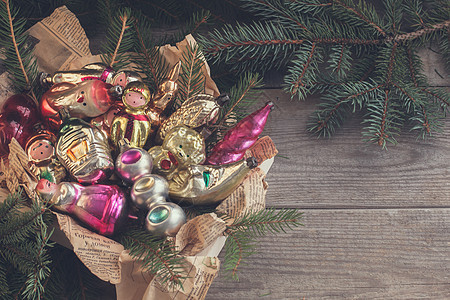 新年的玻璃玩具装饰 木木背景古老旧旧 在木头背景上装饰品季节松树风格乡村假期金子童年庆典传统图片