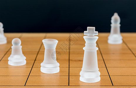 木材棋盘上的象棋玻璃游戏主教竞赛白色智力领导黑色木头防御女王图片
