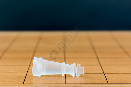 木材棋盘上的象棋玻璃黑色智力木头竞赛游戏战略主教女王防御白色图片