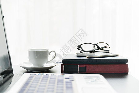 用咖啡杯放在桌面上的笔记本电脑上网房间职场工作木头店铺数据互联网桌子眼镜图片