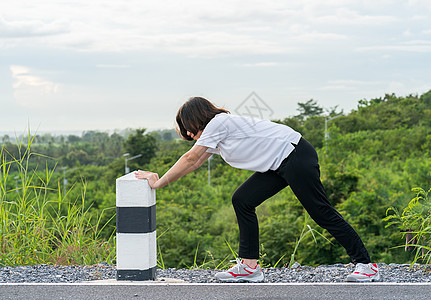 妇女为户外慢跑做准备领带女士赛跑者鞋带鞋类训练运动跑步公园运动装图片