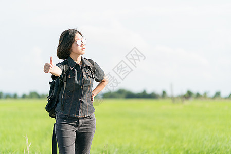 带着背包搭便车走在路边的女人女孩游客天空农村场地成人路线自由旅行旅游图片