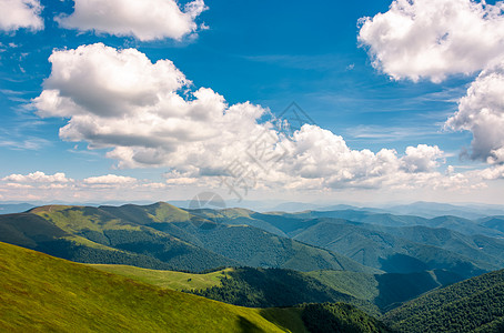 喀尔巴阡山山脊在天空下有云图片