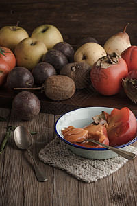 生锈桌边的紫西蒙水果饮食热带柿子营养市场木头桌子甜点橙子季节图片