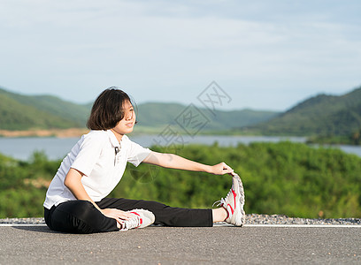 妇女为户外慢跑做准备鞋类训练运动女孩跑步女士运动装公园鞋带慢跑者图片