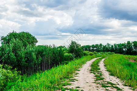 在云层背景下的行 路图片