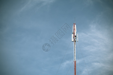 Tele 蓝色天空背景 Phone 天线网络细胞传播车站数据盘子海浪收音机桅杆频率图片