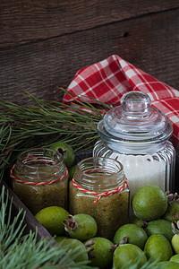 冬季圣诞飞joa果酱瓶子加水果和糖 在生锈的背景中亚麻异国食物味道美食情调勺子枞树芳香玻璃图片