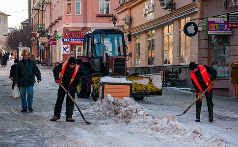 旧城街道上下雪机器天气街道建筑行人拖拉机打扫技术场景房子图片