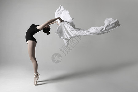 白背景演播室有才华的芭蕾舞舞蹈家运动柔软度女士平衡拖鞋舞蹈冒充姿势女性足尖图片