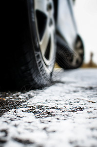 下雪时的轮胎冒险汽车驾驶运输冻结风险牵引力旅行危险安全图片