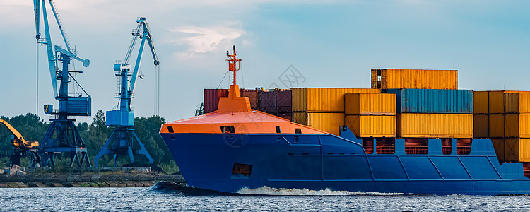 水容器蓝集装箱船舶正在运行中运输商业货运出口金属生产货物港口橙子血管背景